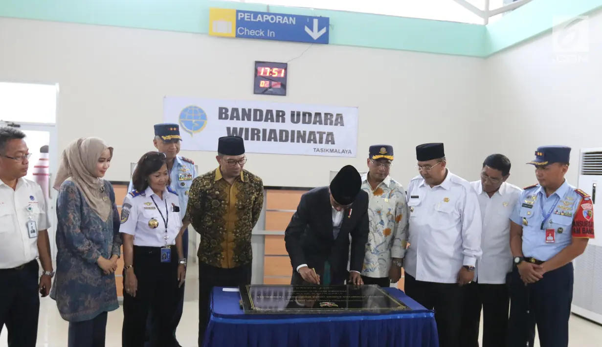 Presiden Joko Widodo menandatangani prasasti Bandara Wiriadinata Tasikmalaya, Jawa Barat (27/2). Bandara tersebut sudah terlihat nyaman, dan ada tiga counter untuk chekin dengan jumlah kursi yang bisa menampung 120 penumpang. (Liputan6.com/Angga Yuniar)