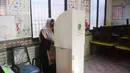 Pemilih saat menggunakan hak untuk memilih di sebuah tempat pemungutan suara dalam pemilihan umum nasional Pakistan di Karachi pada 8 Februari 2024. (Asif HASSAN/AFP)