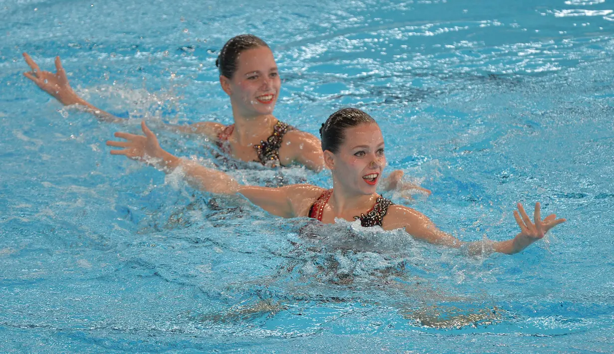 Atlet renang artistik Kazakhstan Alexandra Nemich dan Yekaterina Nemich menampilkan gerakan dalam nomor "Duet Technical Routine" Final Renang Artistik Asian Games 2018 di Aquatic Center GBK, Jakarta, Senin (27/8). (ANTARA FOTO/INASGOC/M Risyal Hidayat)