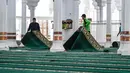 Seperti diketahui, Pemerintah melalui Sidang Isbat yang dilaksanakan Kementerian Agama telah menetapkan awal puasa 1 Ramadan 1447 Hijriah jatuh pada Kamis 19 Februari 2026. Tampak dalam foto, para pekerja menyiapkan karpet untuk salat tarawih pertama pada bulan suci Ramadan 1447 Hijriah di Masjid Agung Baiturrahman, Banda Aceh, Rabu 18 Februari 2026. (CHAIDEER MAHYUDDIN/AFP)