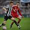 Gelandang Newcastle United, Anthony Gordon, berupaya lepas dari penjagaan pemain Liverpool, Florian Wirtz, pada lanjutan Liga Inggris 2025/2026 di St James' Park, Selasa (26/8/2025) dini hari WIB. (ANDY BUCHANAN / AFP)
