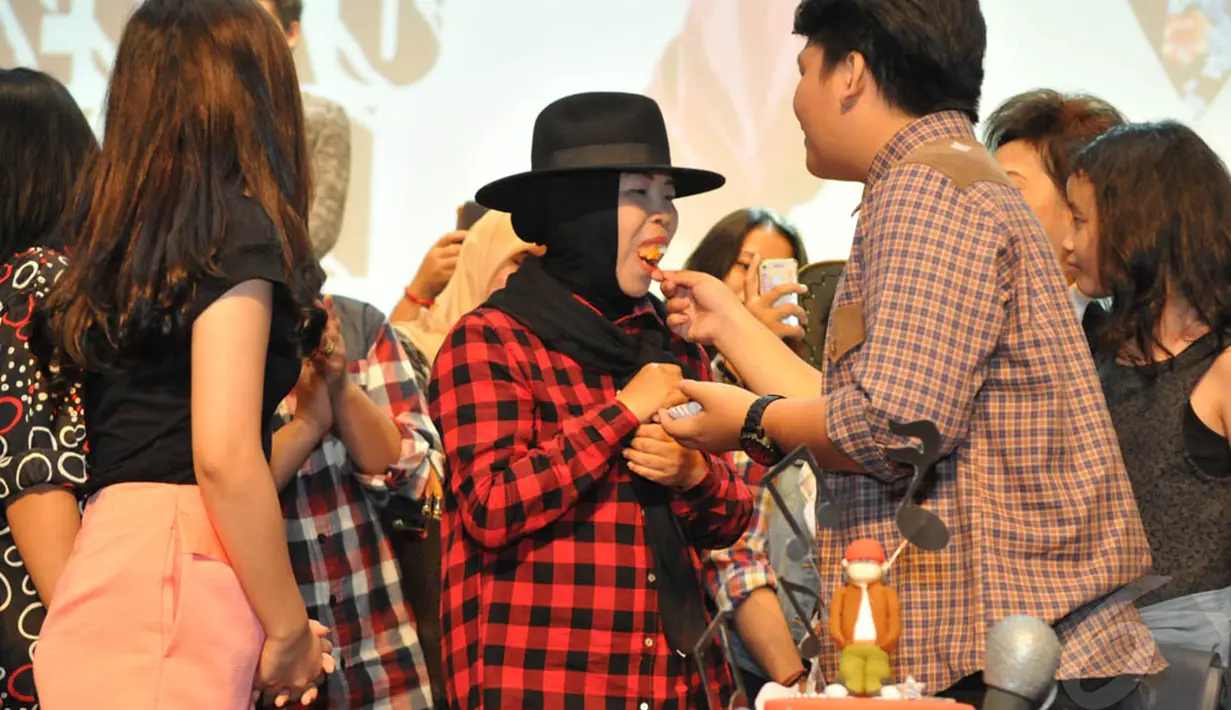 Kiki CJR saat menyuapkan potongan kue ulang tahun ke sang mama, Jakarta, Minggu (4/1/2015). (Liputan6.com/Panji Diksana)