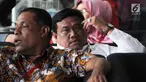 Bupati Labuhanbatu Utara Khairuddin Syah Sitorus menunggu di lobi untuk menjalani pemeriksaan oleh penyidik KPK, Jakarta, Senin (20/8). Khaerudin Sitorus diperiksa sebagai saksi untuk tersangka pejabat Kemenkeu Yaya Purnomo. (Merdeka.com/Dwi Narwoko)