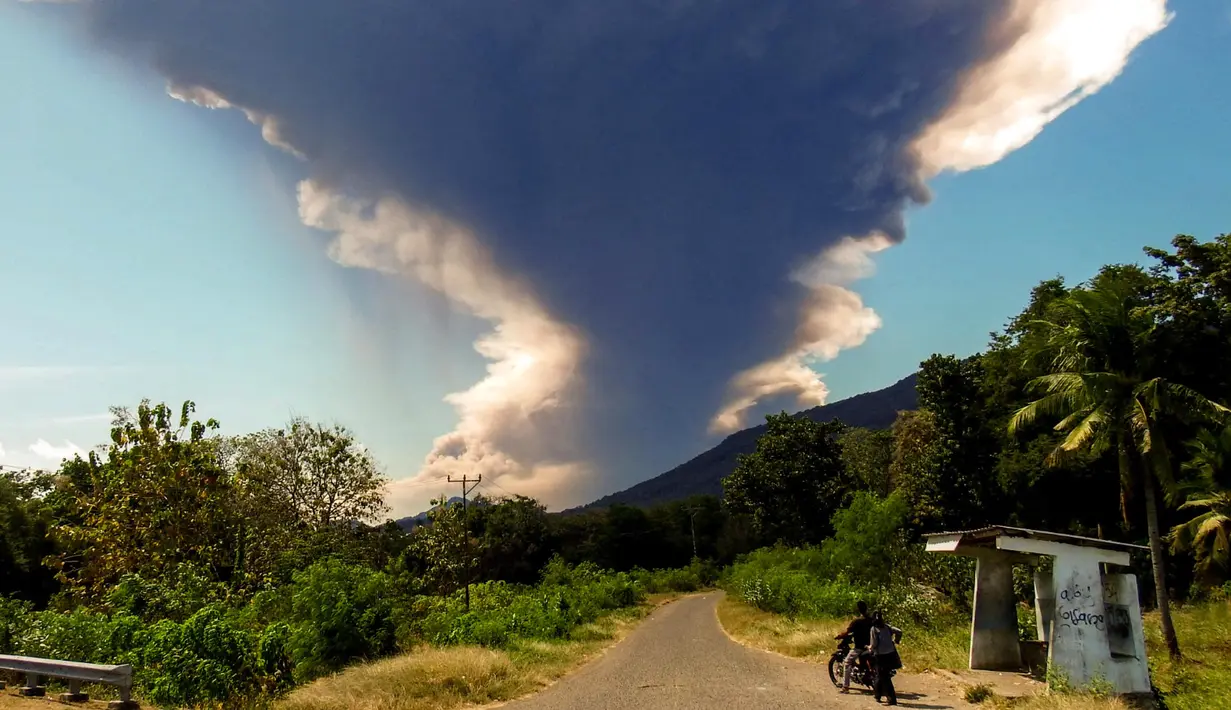 Gunung Lewotobi Laki-laki kembali erupsi, seperti nan terlihat dari desa Nangahale, Sikka, Nusa Tenggara Timur pada Senin 7 Juli 2025. (ARNOLD WELIANTO/AFP)