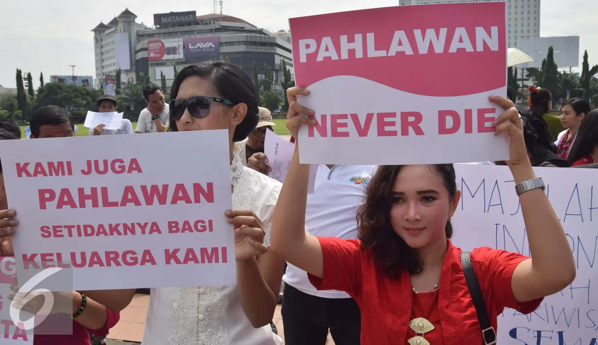 Peserta wanita membawa poster saat memperingati Hari Pahlawan di Lapangan Simpanglima, Semarang, Kamis (10/11). Aksi simpatik ini adalah bagian dari peringatan Hari Pahlawan oleh komunitas Pegiat Wisata Semarang. (Liputan6.com/Gholib) 