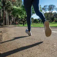 Kesadaran masyarakat akan pentingnya menjaga kesehatan sudah diterapkan hingga saat ini, salah satunya dengan melakukan jogging. (Foto: Pexels.com/Daniel Reche)