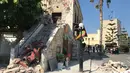 Sebagian bangunan tua hancur akibat gempa 6,7 SR yang terjadi di wilayah Kos, Kepulauan Yunani, Jumat (21/7). Pusat gempa yang tak terlalu jauh dengan Pulau Kos menyebabkan infrastruktur di sana hancur cukup parah. (AP Photo/Michael Probst)