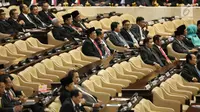 Suasana sidang bersama Tahunan DPR dan DPD 2017 di Kompleks Parlemen, Senayan, Jakarta, Rabu (16/8). Sidang itu beragendakan penyampaian pidato kenegaraan Presiden Jokowi dalam rangka HUT Ke-72 Kemerdekaan Republik Indonesia. (Liputan6.com/Johan Tallo)