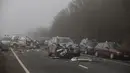 Puing-puing kendaraan memenuhi berserakan di jalan setelah kecelakaan beruntun yang melibatkan sekitar 20 mobil di Oxfordshire, Inggris, Rabu (28/12). Sebagian mobil yang terlibat kecelakaan mengalami kerusakan parah. (AFP PHOTO/Daniel LEAL-OLIVAS)