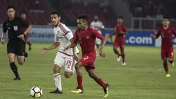 Gelandang Timnas Indonesia, Todd Rivaldo, berusaha melewati bek UEA, Mansor Alharbi, pada laga AFC U-19 Championship di SUGBK, Jakarta, Selasa (24/10). Indonesia menang 1-0 atas UEA. (Bola.com/Vitalis Yogi Trisna)