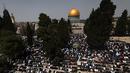 <p>Umat Muslim melaksanakan Sholat Jumat pertama di bulan Ramadhan, di depan kuil Dome of the Rock di kompleks masjid Al-Aqsa di Yerusalem, pada 24 Maret 2023. (AFP/Ahamd Gharabli)</p>