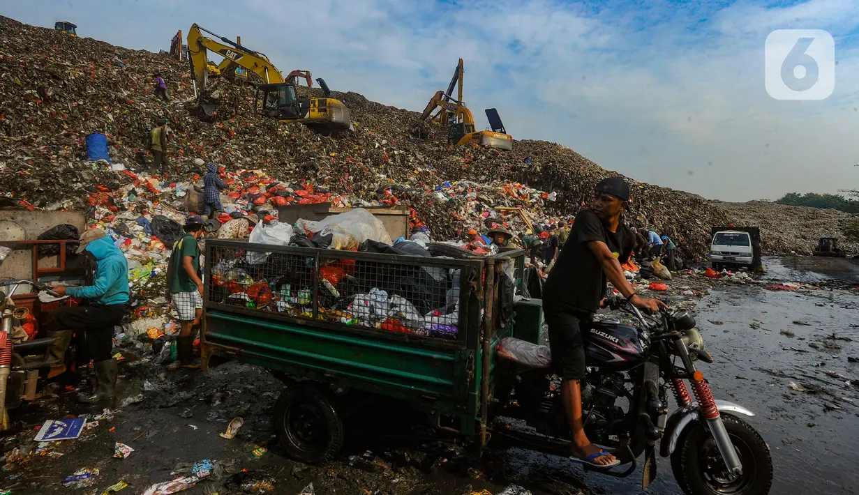 Aktivitas kendaraan pengangkut saat membuang sampah pada lokasi titik longsor yang terjadi pada Senin (13/05) di Tempat Pembuangan Akhir (TPA) Cipayung, Depok, Rabu (15/5/2024). (merdeka.com/Arie Basuki)