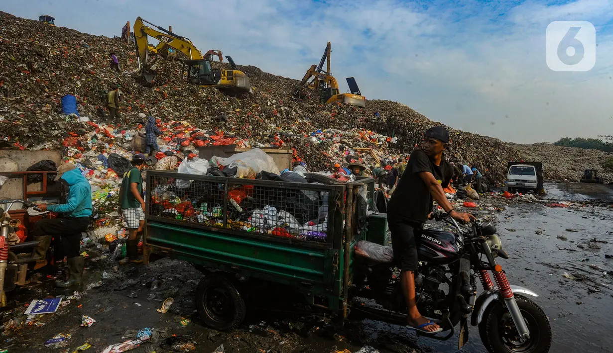 Aktivitas kendaraan saat membuang sampah di lokasi kejadian longsor terjadi pada Senin (13/05) di Tempat Pembuangan Akhir (TPA) Cipayung, Depok, Rabu (15/05/2024).  (merdeka.com/Arie Basuki)