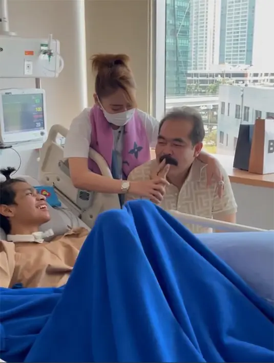 Inul juga kembali menanyakan pada David untuk mengelus-elus kumis Adam Suseno lagi. Tapi, tampak malu-malu. Inul kemudian membantu tangan David untuk mengelus-elus kumis Adam. [Instagram/inul.d]