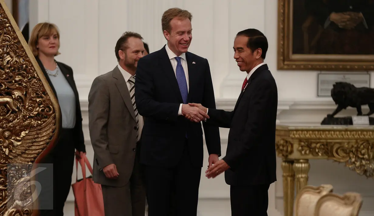 Presiden Joko Widodo atau Jokowi (kanan) berjabat tangan dengan Menlu Norwegia Borge Brende di Istana Merdeka, Jakarta, Selasa (31/5/2016). Dalam pertemuan tersebut, keduanya membahas tentang ekonomi dan perikanan. (Liputan6.com/Faizal Fanani)