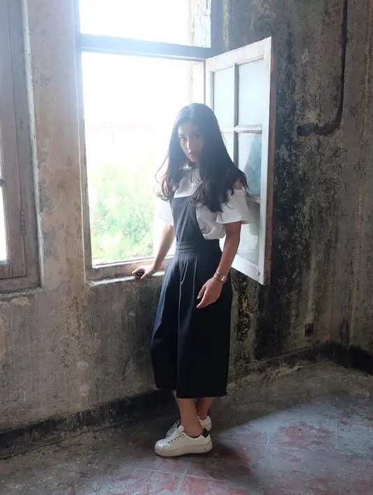 Tampilan Zulfa Maharani kekinian banget kan? Ia mengenakan overall berwarna hitam yang dipadukan dengan kaus putihnya. Yang membuatnya makin kekinian adalah sneakers putih yang dipakainya. (Instagram/zulfamaharani)