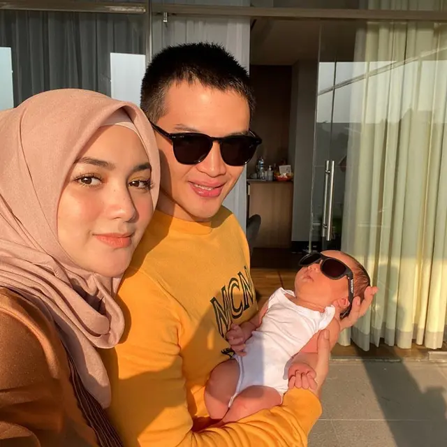 6 Potret Baby Keene Atharrazka Berjemur Pakai Kacamata, Bikin Gemas