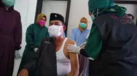 Ketua DPRD Kabupaten Blora, HM Dasum disuntik vaksin Covid-19. (Liputan6.com/Ahmad Adirin)