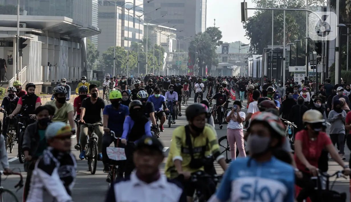 Suasana aktivitas warga di area Car Free Day (CFD) kawasan MH Thamrin, Jakarta, Minggu (21/6/2020). Hari ini adalah kali pertama digelarnya CFD Jakarta di sepanjang Jalan Sudirman - Thmarin saat Pembatasan Sosial Berskala Besar (PSBB) Masa Transisi. (Liputan6.com/Johan Tallo)