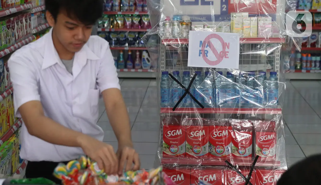 Produk Prancis yang diboikot di sebuah minimarket di Tangerang, Banten, Kamis (5/11/2020). Pemboikotan produk tersebut merupakan bentuk protes dan kecaman terhadap pernyataan Presiden Prancis Emmanuel Macron yang dianggap menghina Nabi Muhammad SAW dan umat Islam. (Liputan6.com/Angga Yuniar)