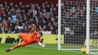 Penjaga gawang Aston Villa, Emiliano Martinez tidak dapat menjagkau bola tendangan dari pemain Arsenal pada pertandingan pekan ke-24 Premier League 2022/2023 yang berlangsung di Villa Park, Sabtu (18/2/2023). (AFP/Geoff Caddick)