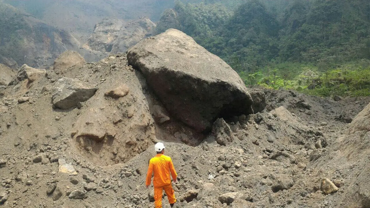 Temuan Ponsel dan Jaring Pencari Burung di Gunung Galunggung