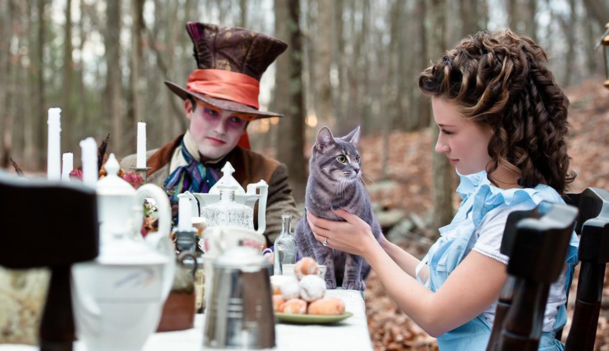 Petualang Alice in Wonderland bisa menjadi konsep unik untuk menggelar sebuah pernikahan. Sepasang sejoli ini mendesain semirip mungkin pesta pernikahan mereka seperti suasana pada film Alice in Wonderland. (www.head-case.com)