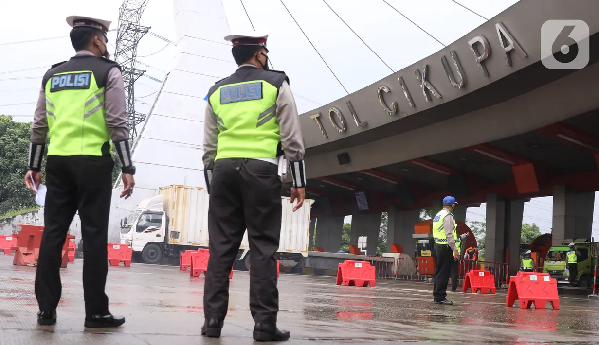 Petugas Kepolisian saat melakukan penyekatan larangan mudik lebaran di gerbang tol Cikupa, Kabupaten Tangerang, Banten, Kamis (6/5/2021). Penyekatan dilakukan seiring telah diberlakukan larangan mudik Lebaran mulai dari 6 hingga 17 Mei 2021.  (Liputan6.com/Angga Yuniar)