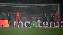 Striker Bayern Munchen, Kingsley Coman (kanan) mencetak gol ke gawang PSG dalam laga leg pertama babak 16 besar Liga Champions 2022/2023 di Parc des Princes Stadium, Paris (14/2/2023). Puncaknya tentu saja pada menit ke-53 saat Bayern mencetak gol ke gawang PSG. Gol yang dicetak Kingsley Coman merupakan assist dari Alphonso Davies. (AFP/Anne-Christine Poujoulat)