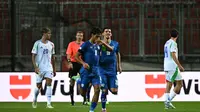 Pemain Israel, Dor Peretz, merayakan gol yang dicetaknya ke gawang Italia pada lanjutan Kualifikasi Piala Dunia 2026 Zona Eropa yang berlangsung di Hungaria, Senin (8/9/2025) malam waktu setempat. (Attila KISBENEDEK / AFP)