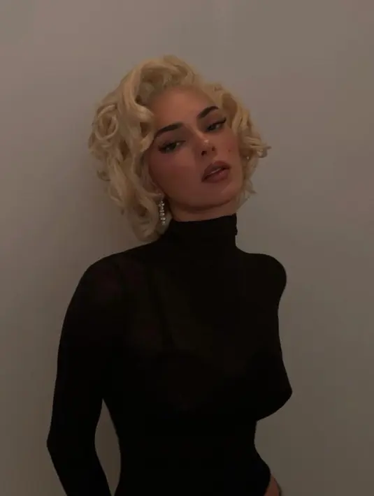 Sebelumnya, Kendall juga tampil sebagai Marilyn Monroe dengan rambut pendek blonde yang ikonik. Ia juga mengenakan turtleneck hitam lengan panjang, dengan riasan wajah menyesuaikan karakternya. [@kendalljanner]
