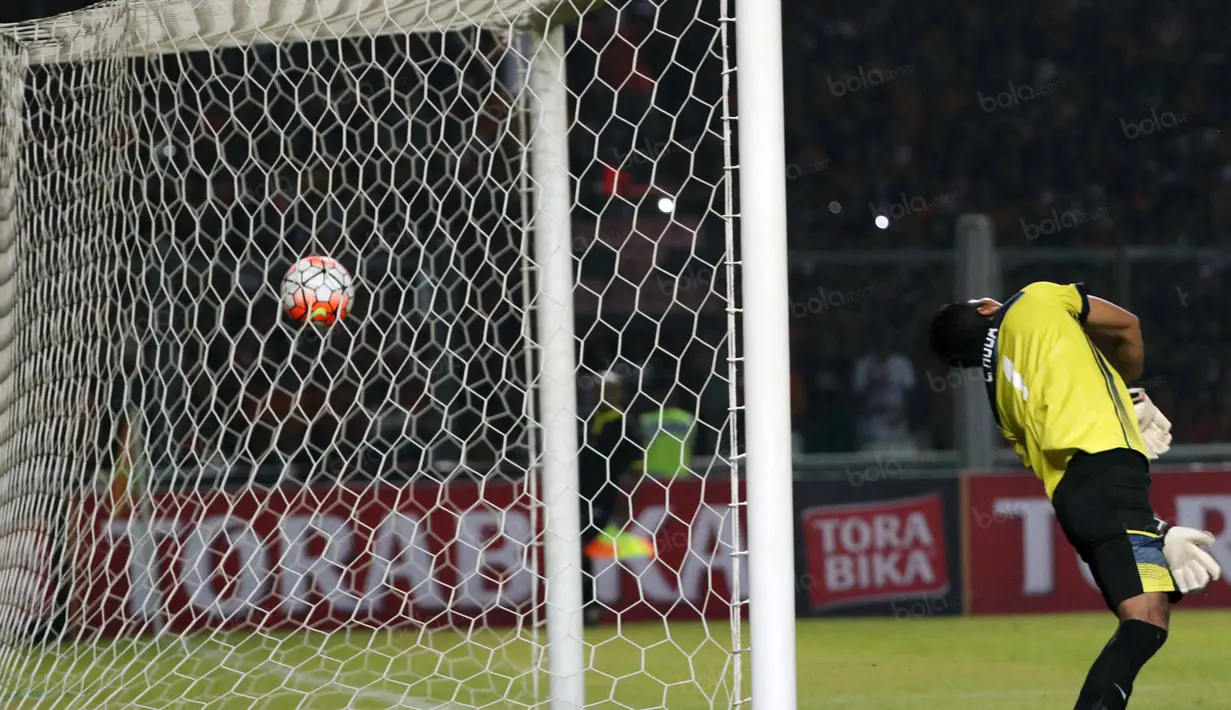 Kiper Persela, Choirul Huda, gagal menahan laju bola yang disundul Jose Guerro saat Persija Jakarta melawan Persela Lamongan di Stadion Utama Gelora Bung Karno, Jakarta, Jumat (13/5/2016). (Bola.com/NIcklas Hanoatubun)