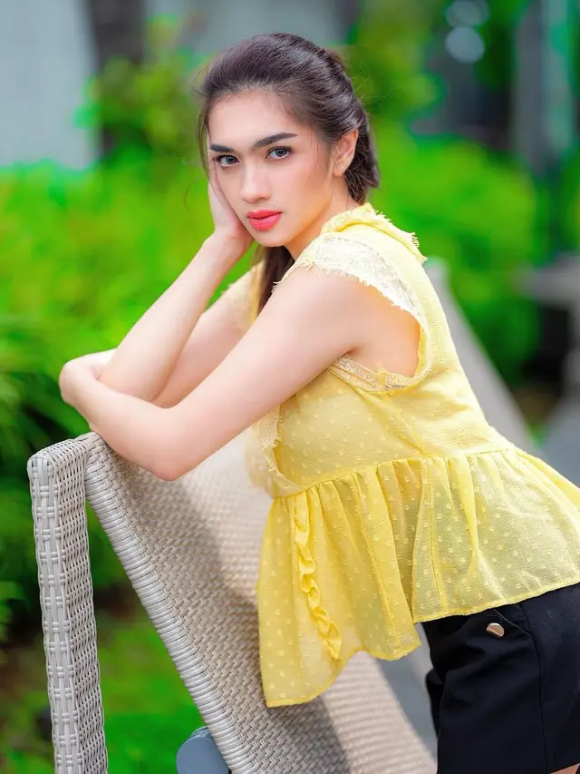 Angel Karamoy tampak masih belia meski anaknya sudah remaja (Instagram/realangelkaramoy)