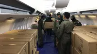 Ribuan APD yang dibawa dengan pesawat TNI AU tiba di Lanud Sam Ratulangi Manado.