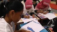 Anak-anak menggambar lumba-lumba dan harimau. 