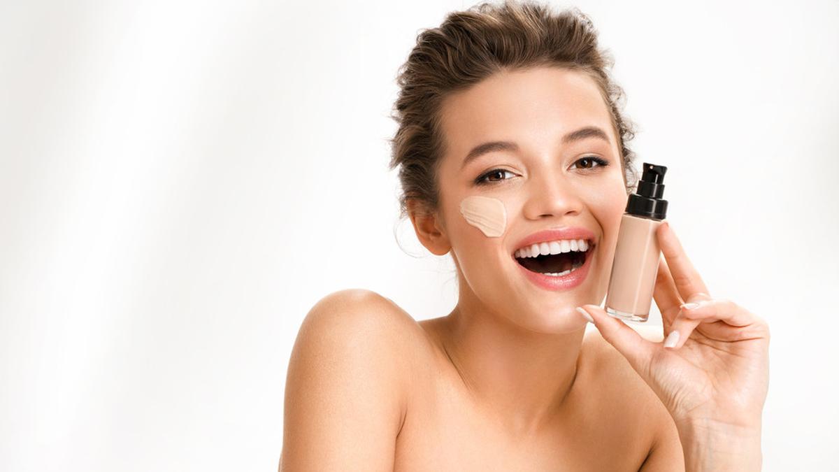 Cara Pakai Cushion vs Foundation: Mana yang Lebih Praktis untuk Aktivitas Padat?