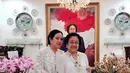 Berpose bersama sang ibu, Megawati, Puan Maharani terlihat mengenakan kebaya berwarna putih yang manis. Kebaya yang dikenakan Puan ini memiliki detail bordir flora yang mempercantik keseluruhan penampilan Puan. Ia memadukannya dengan kain batik bernuansa cokelat kemerahan. [Foto: Instagram/puanmaharaniri]