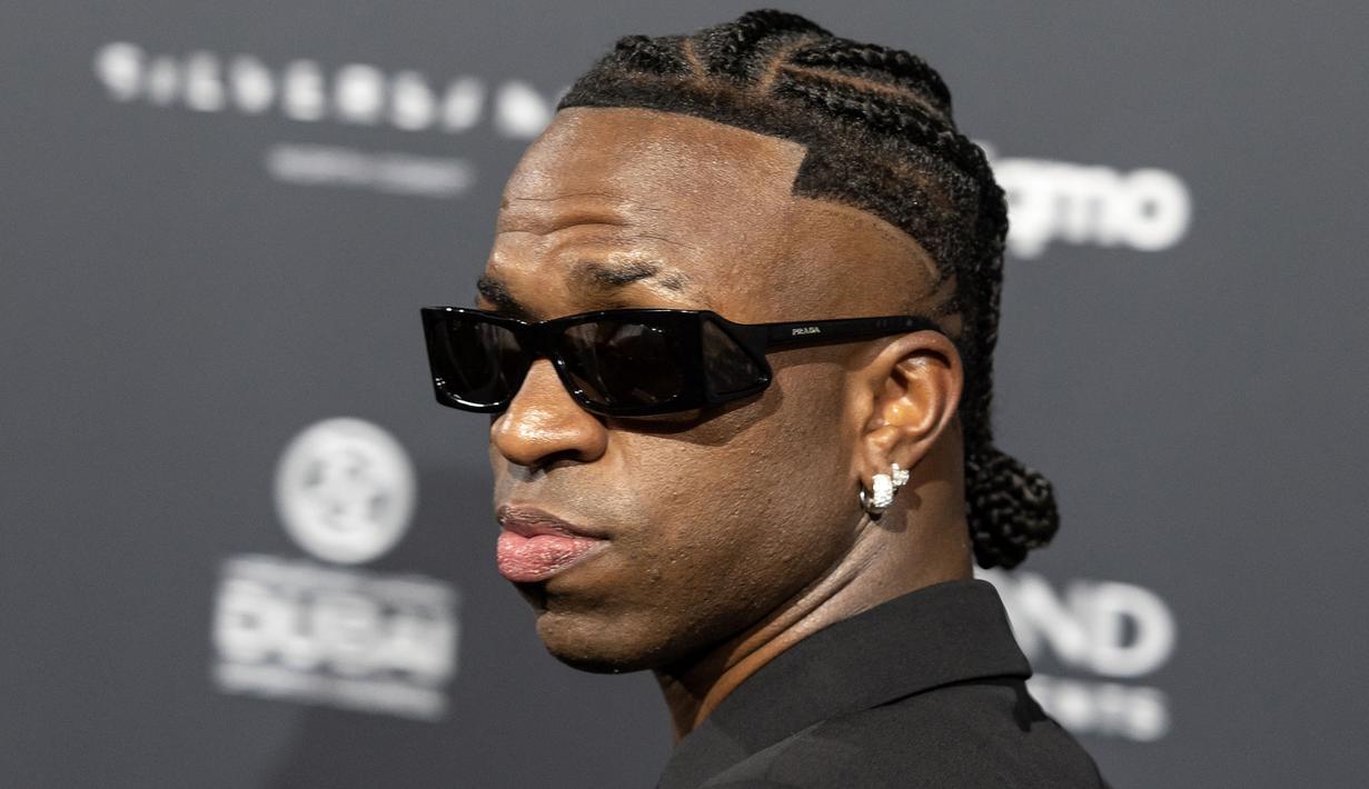 Pemain Real Madrid, Vinicius Jr menghadiri acara Globe Soccer Awards yang berlangsung di Dubai, Uni Emirat Arab, Jumat (27/12/2024) waktu setempat. (AFP/Fadel Senna)