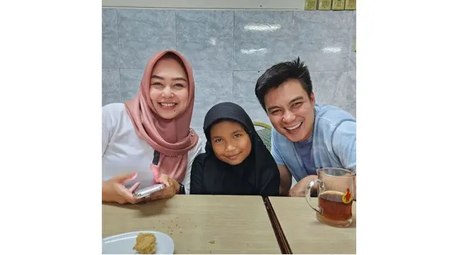 Baim Wong Akhirnya Bertemu Guru SD yang Bersihkan Kutu Murid, Parasnya Curi Perhatian