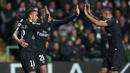 Ekspresi para pemain PSG merayakan gol Neymar saat melawan Celtic pada laga grup B Liga Champions di Celtic Park stadium, Glasgow (12/9/2017). PSG menang 5-0. (AP/Scott Heppell)
