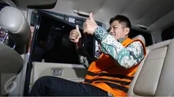 Musa Zainuddin menaiki mobil meninggalkan gedung KPK usai menjalani pemeriksaan, Jakarta, Kamis (23/2). Musa diduga menerima uang Rp 7 miliar dari Direktur PT Windhu Tunggal Utama, Abdul Khoir. (Liputan6.com/Helmi Afandi)