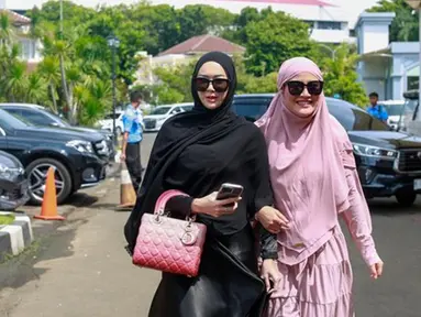 Penampilan Aura Kasih kali ini berhasil membuat banyak netizen pangling. Pasalnya, ibu satu anak ini tampil memakai gamis berwarna hitam lengkap dengan hijabnya. (KapanLagi.com/Muhammad Akrom Sukarya)