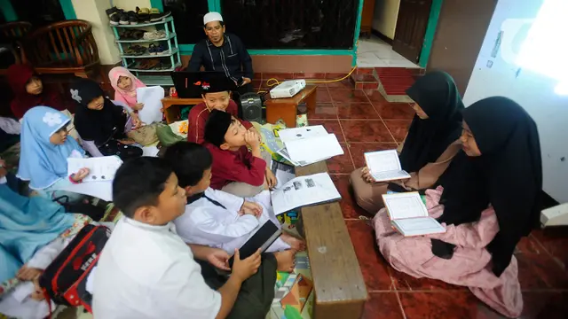 Isi Ramadhan, Anak-Anak Belajar Mengaji dan Bahasa Arab di Teras Rumah Warga
