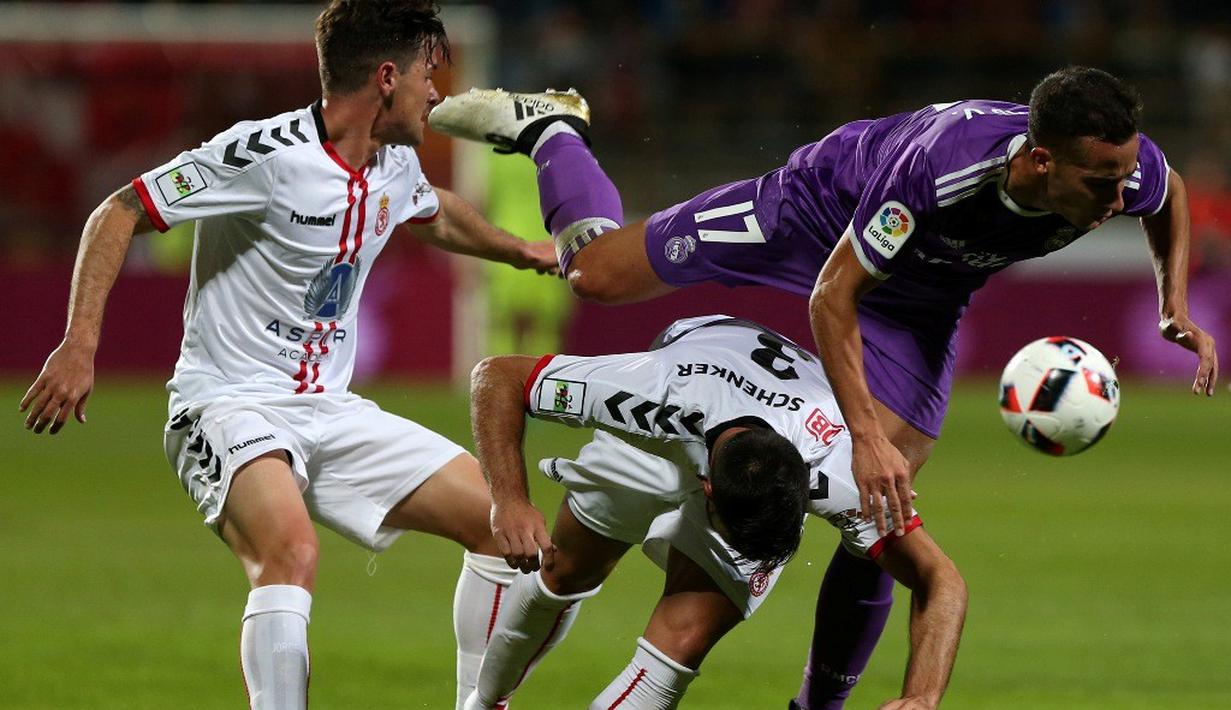 Duel antara pemain Real Madrid dan Cultural Leonesa pada leg pertama babak 32 besar Copa del Rey di Reino de Leon, Leon, Rabu (26/10/2016). (AFP/Cesar Manso)