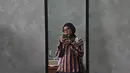 Feby Putri berani tabrak motif dan tekstur dengan paduan kemeja bergaris, rok brukat, dan celana jeans [@fbyputrinc]