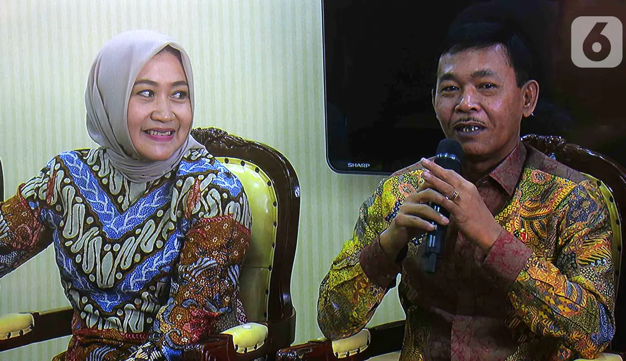 Kabareskrim Polri Komjen Pol Idham Azis (kanan) didampingi sang istri Fitri Handari memberi keterangan saat menerima kunjungan Komisi III DPR RI di kediamannya, Jakarta, Rabu (30/10/2019). Kunjungan itu bagian dari fit and proper test terhadap Idham sebagai calon Kapolri. (merdeka.com/Imam Buhori)