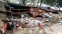 Puing-puing terlihat dari rumah yang rusak setelah tsunami menerjang Pantai Carita, di perairan Banten, Minggu (23/12). Tsunami menerjang beberapa daerah di sekitar Selat Sunda pada Sabtu 22 Desember 2018 malam. (SEMI / AFP)