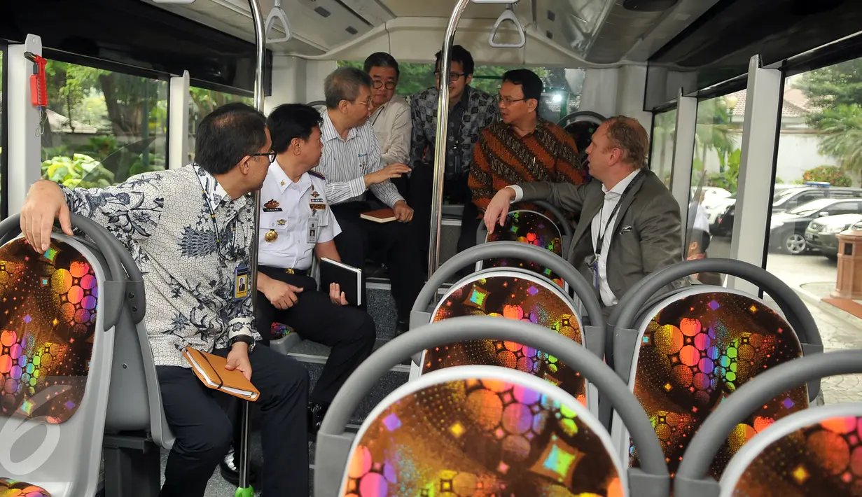 Gubernur DKI Basuki 'Ahok' Tjahaja Purnama (kedua kanan) bersama CEO Scania Swedia, Henrik Henriksson (kanan) saat test drive display bus Scania jenis premium Low City Bus di Balai Kota DKI Jakarta, Jumat (11/3). (Liputan6.com/Gempur M Surya)