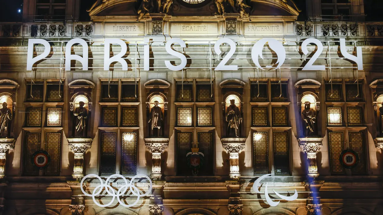 Balai Kota Paris Diterangi Warna-warni Cahaya Olimpiade 2024