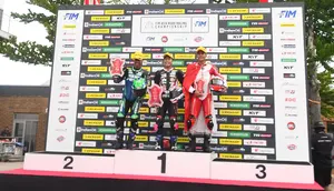 Irfan Ardiansyah (paling kanan) saat finis ketiga Race 1 AP250 ajang ARRC Motegi hari Sabtu (13/06/2026). (Astra Honda)